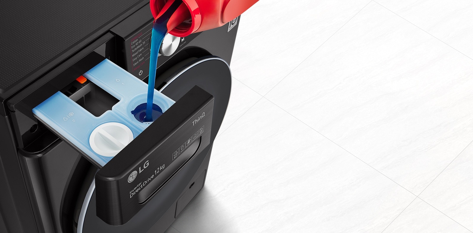 LG vaskemaskin vises ovenfra og ned i en vinkel der skuffen er dratt ut samtidig som en flaske heller vaskemiddel oppi. LG-logo, ThinQ-logo og Inverter Direct Drive-logo er synlig foran på skuffen sammen med panelet med knapper. En sirkelinnsats viser et forstørret bilde av kontrollpanelet som fokuseres på temperatur og sentrifugering. På siden er det noen bevegende ikoner som først viser ett og deretter to og så tre håndkle-ikoner. Samtidig som ikonet for håndkle blir større, blir ikonene for vann og sentrifugering også større.