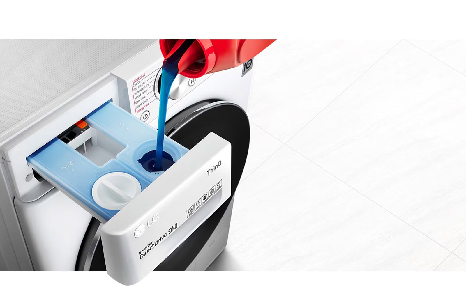 Tvättmedel hälls i tvättmaskinens fack för tvättmedel