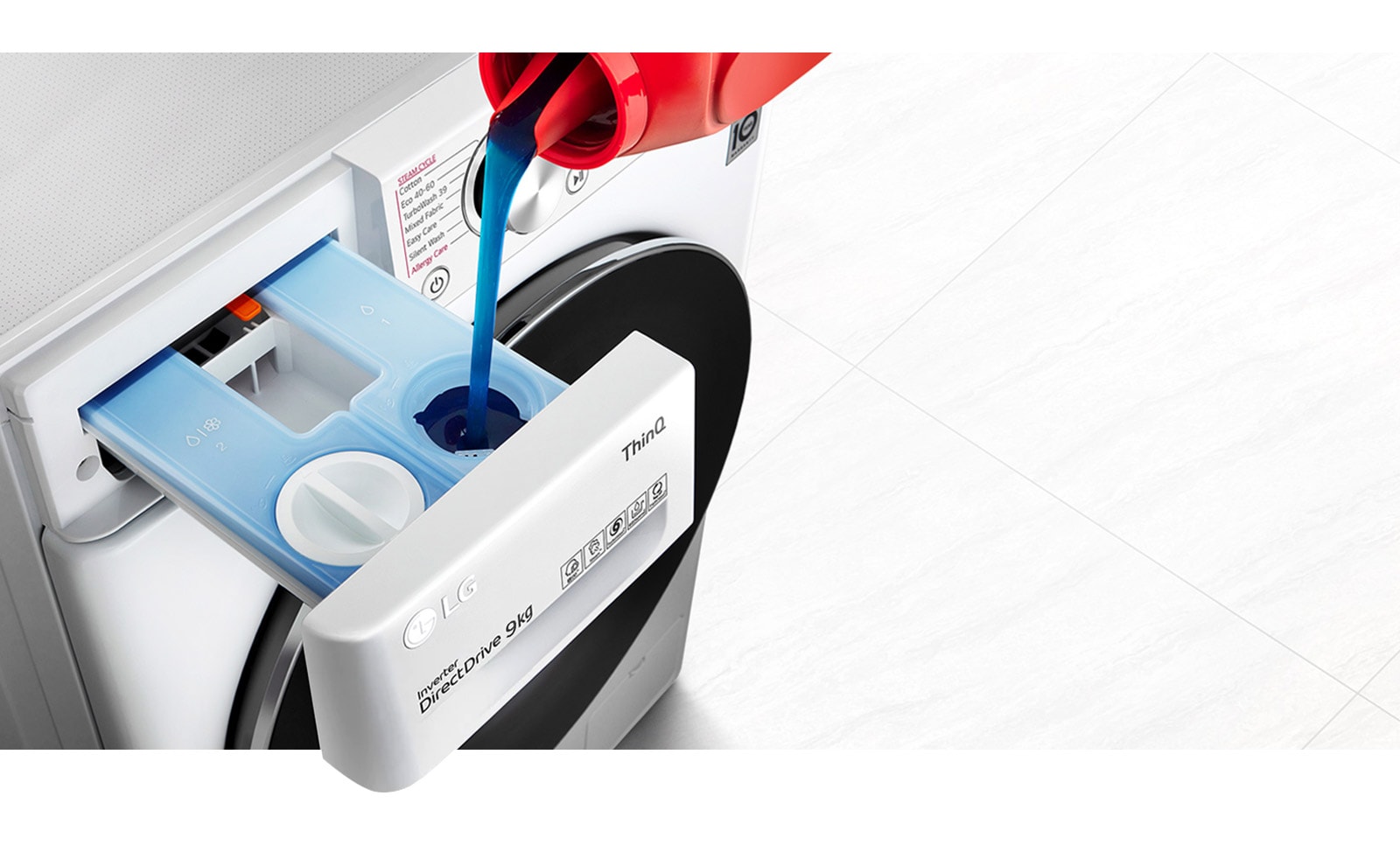 Vaskemiddel helles i vaskemaskinens vaskemiddelrom