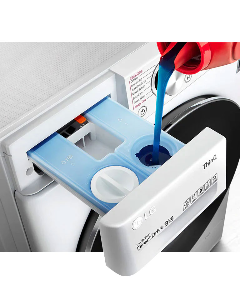 Vaskemiddel helles i vaskemaskinens vaskemiddelrom