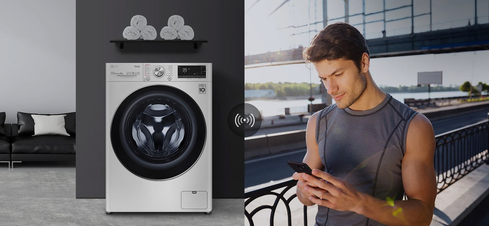 En kvinne som sitter på sofaen og drikker te og forteller hva vaskemaskinen skal gjøre gjennom AI-høyttaleren.