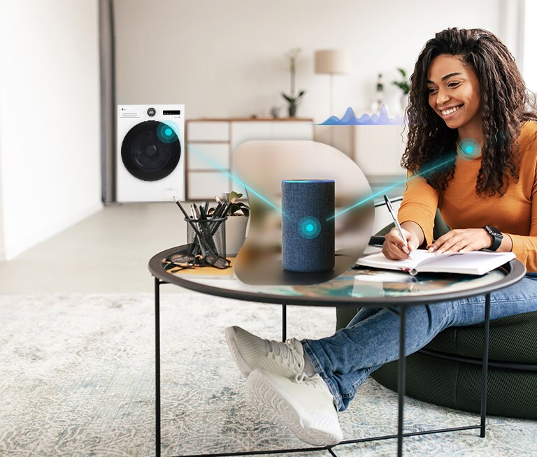 En kvinne snakker med en smart høyttaler om en vaskemaskin.