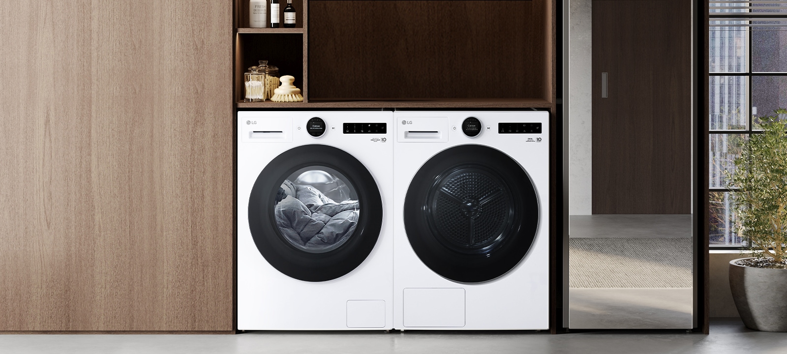 Det er to produkter i rommet. Den venstre slår seg på, og programmet kobles automatisk til den høyre og settes automatisk.