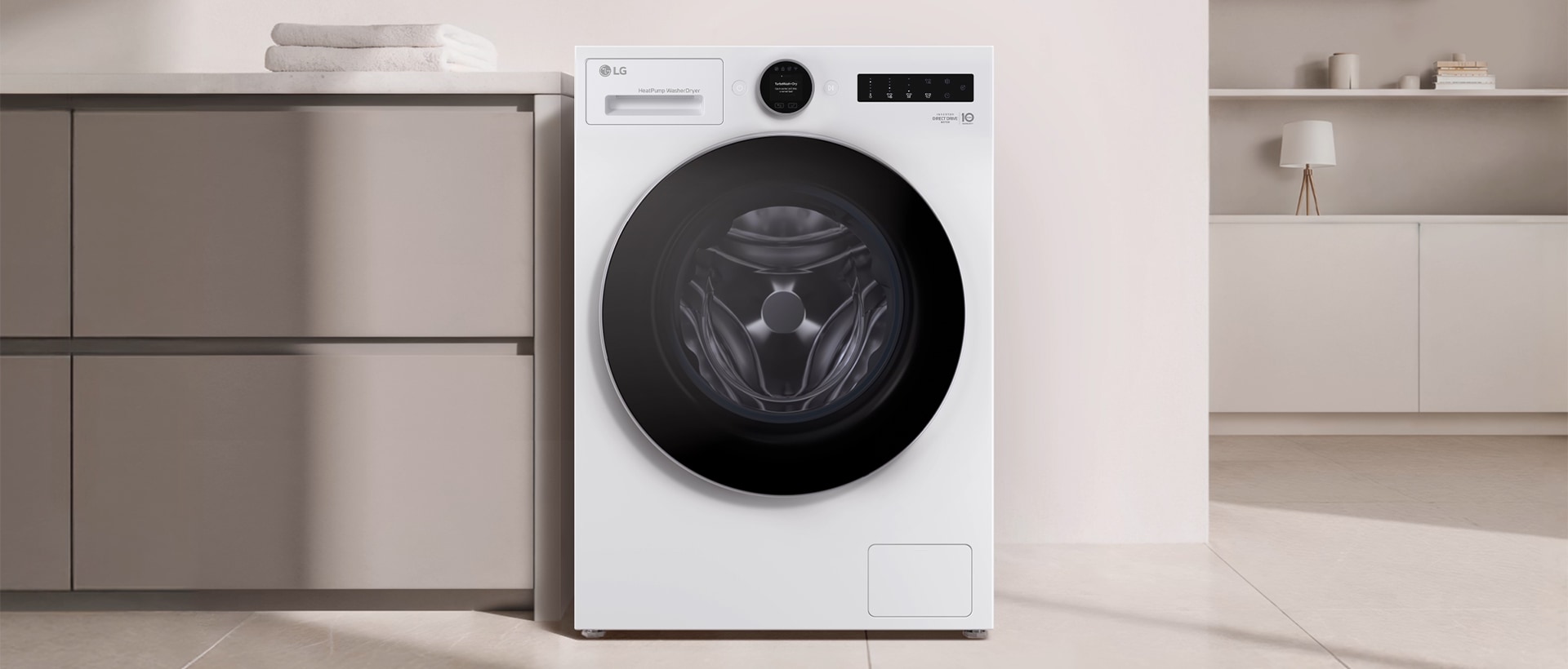 LG hvit frontmatet vaskemaskin med tørketrommel (WHX9516TLC) er plassert ved siden av et brunbeige oppbevaringsskap