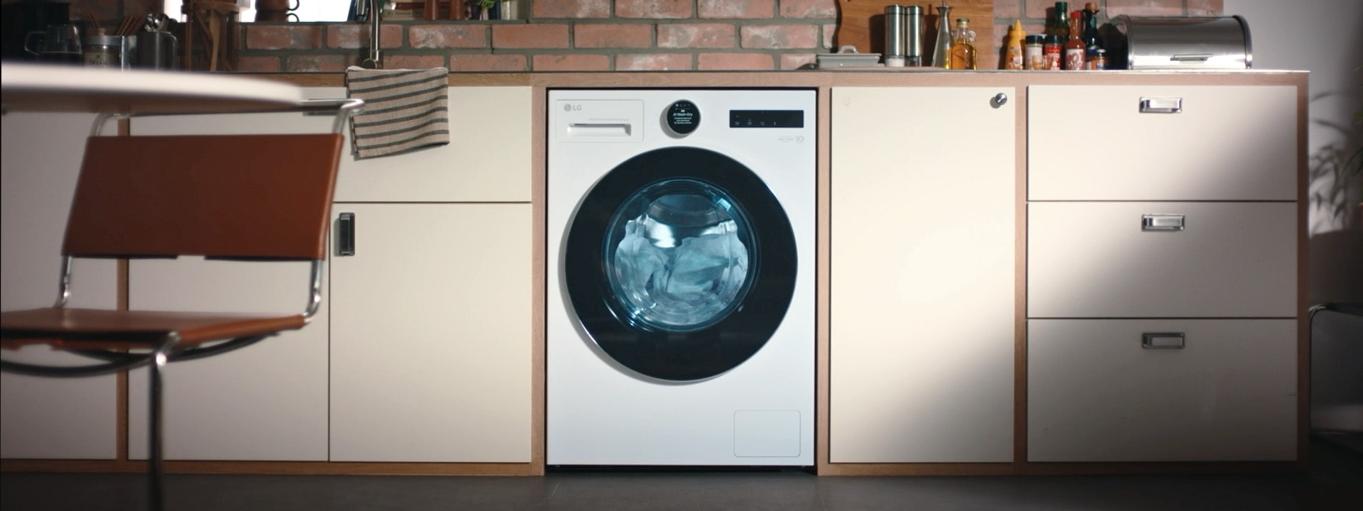 LG hvit vaskemaskin med tørketrommel (WHX9516TLC) passer perfekt inn i midten av det beige kjøkkenskapet