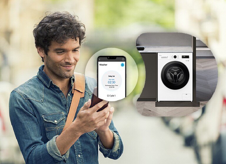 Manden bruger appen, mens han ser på sin mobiltelefon.