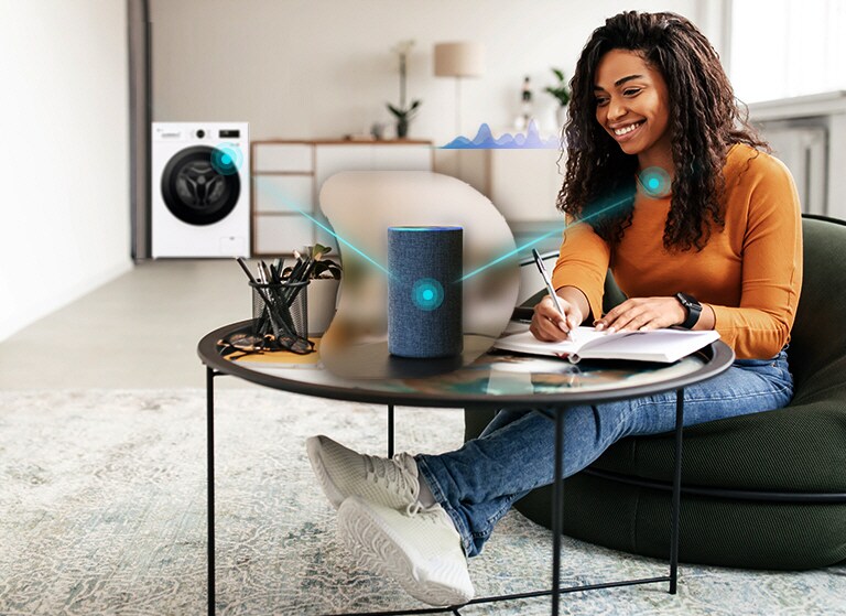 Kvinnen sjekker vaskemaskinens energiforbruk gjennom appen.