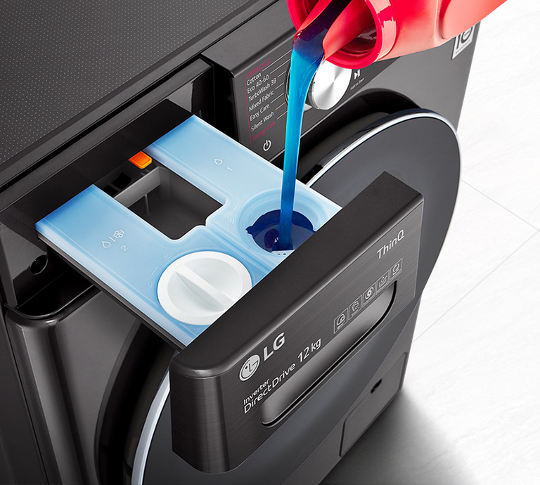 LG vaskemaskin vises ovenfra og ned i en vinkel der skuffen er dratt ut samtidig som en flaske heller vaskemiddel oppi. LG-logo, ThinQ-logo og Inverter Direct Drive-logo er synlig foran på skuffen sammen med panelet med knapper. En sirkelinnsats viser et forstørret bilde av kontrollpanelet som fokuseres på temperatur og sentrifugering. På siden er det noen bevegende ikoner som først viser ett og deretter to og så tre håndkle-ikoner. Samtidig som ikonet for håndkle blir større, blir ikonene for vann og sentrifugering også større.