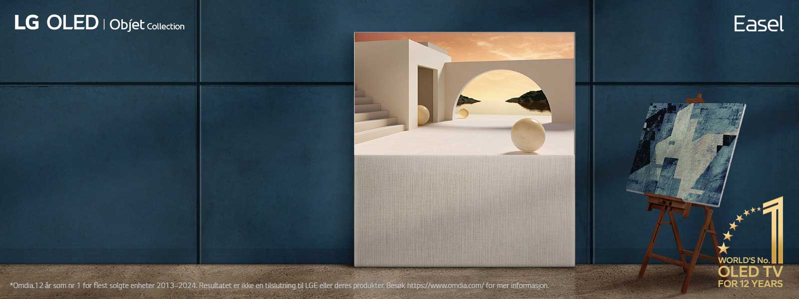 LG OLED Easel TV er støttet opp mot en vegg. Ved siden av er det et faktisk maleri på et staffeli. På grunn av utformingen av TV-en ser den ut som et faktisk kunstverk på staffeli. Emblemet «Verdens nummer 1 OLED TV i 12 år» er i hjørnet. LG OLED, Objet Collection og Easel produktlogoer er også synlige.