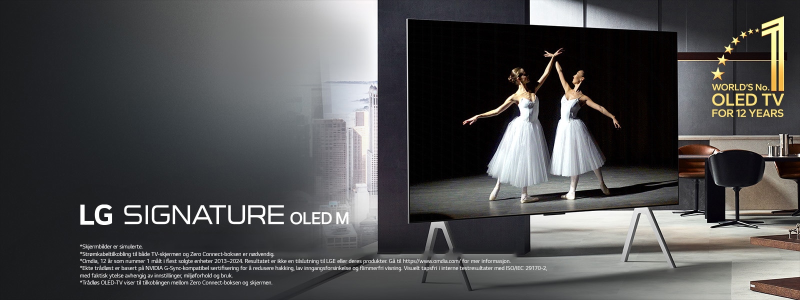 Premium oppholdsrom med LG Signature OLED M5 på et TV-stativ. Skjermen ser enorm ut. Ingen kabler er synlige, noe som viser frem den ekte trådløse teknologien til TV-en. Emblemet for «Verdens ledende OLED TV i 12 år» og LG Signature OLED M-logoen er synlige.