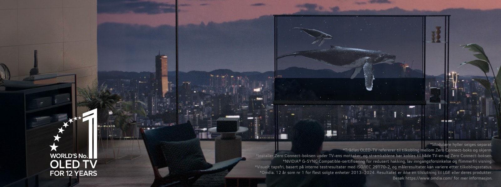 Hval svømmer over LG SIGNATURE OLED T mens skyggen dras ned for å vise byes skyline på kvelden. Mennesker sitter på en sofa i forgrunnen mot TV og vindu. Zero Connect Box står på et lite bord til venstre for TV-en. 