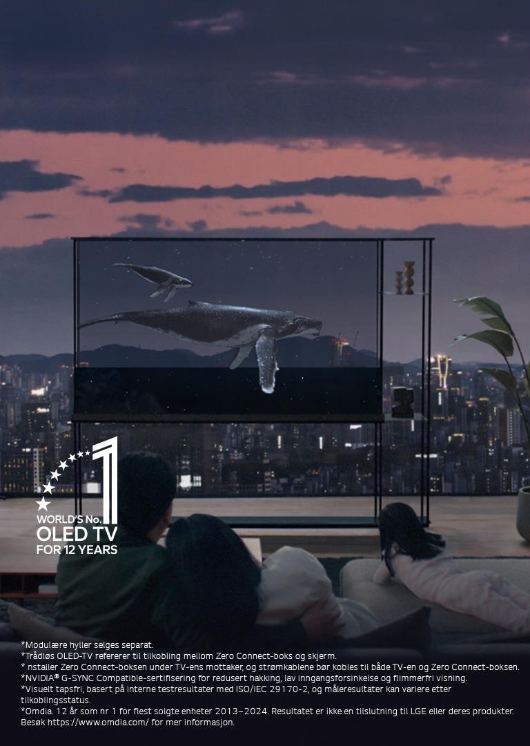 Hval svømmer over LG SIGNATURE OLED T mens skyggen dras ned for å vise byes skyline på kvelden. Mennesker sitter på en sofa i forgrunnen mot TV og vindu. Zero Connect Box står på et lite bord til venstre for TV-en. 