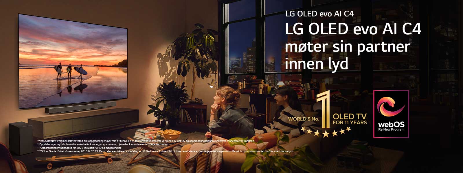 LG OLED evo C4-TV montert på veggen i en koselig stueløsning på kveldstid, med en LG-lydplanke montert rett under. På TV-en vises en strand ved solnedgang med silhuetter av tre surfere. To kvinner sitter i sofaen vendt mot TV-en og lydplanken. Emblemet «Verdens nummer 1 OLED TV i 11 år» og logoen «webOS Re:New Program» er i bildet. En ansvarsfraskrivelse sier: «webOS Re:New Program støtter totalt fire oppgraderinger over fem år, terskelen er den forhåndsinstallerte versjonen av webOS, og oppgraderingsplanen varierer fra månedsslutt til årsstart.» «Oppdateringer og tidsplanen for enkelte funksjoner, programmer og tjenester kan variere etter modell og region.»  «Oppgraderinger tilgjengelig for 2023 inkluderer UHD og modeller over.» «Kilde: Omdia. Enhetsforsendelser, 2013 til 2023. Resultatene er ikke en anbefaling av LG Electronics. Enhver tillit til disse resultatene er på tredjepartens egen risiko. Besøk https://www.omdia.com/ for mer informasjon.»