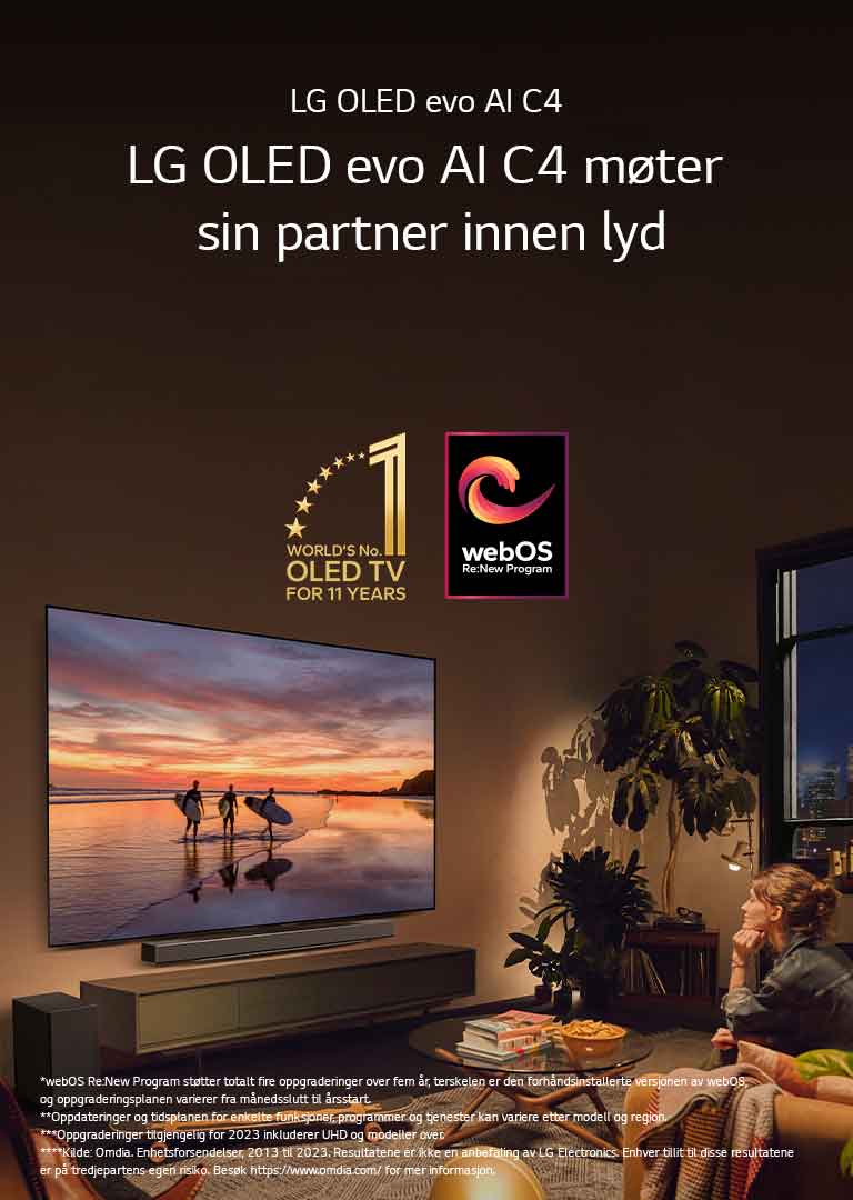 LG OLED evo C4-TV montert på veggen i en koselig stueløsning på kveldstid, med en LG-lydplanke montert rett under. På TV-en vises en strand ved solnedgang med silhuetter av tre surfere. To kvinner sitter i sofaen vendt mot TV-en og lydplanken. Emblemet «Verdens nummer 1 OLED TV i 11 år» og logoen «webOS Re:New Program» er i bildet. En ansvarsfraskrivelse sier: «webOS Re:New Program støtter totalt fire oppgraderinger over fem år, terskelen er den forhåndsinstallerte versjonen av webOS, og oppgraderingsplanen varierer fra månedsslutt til årsstart.» «Oppdateringer og tidsplanen for enkelte funksjoner, programmer og tjenester kan variere etter modell og region.»  «Oppgraderinger tilgjengelig for 2023 inkluderer UHD og modeller over.» «Kilde: Omdia. Enhetsforsendelser, 2013 til 2023. Resultatene er ikke en anbefaling av LG Electronics. Enhver tillit til disse resultatene er på tredjepartens egen risiko. Besøk https://www.omdia.com/ for mer informasjon.»