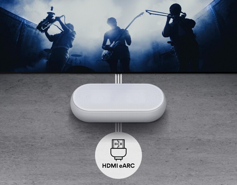 TVen er på veggen. TV-program viser en musikkgruppe i sort silhuett. LG Lydplanke er plassert rett under TV på en grå hylle. Det er et HDMI eARC-ikon under lydplanken.