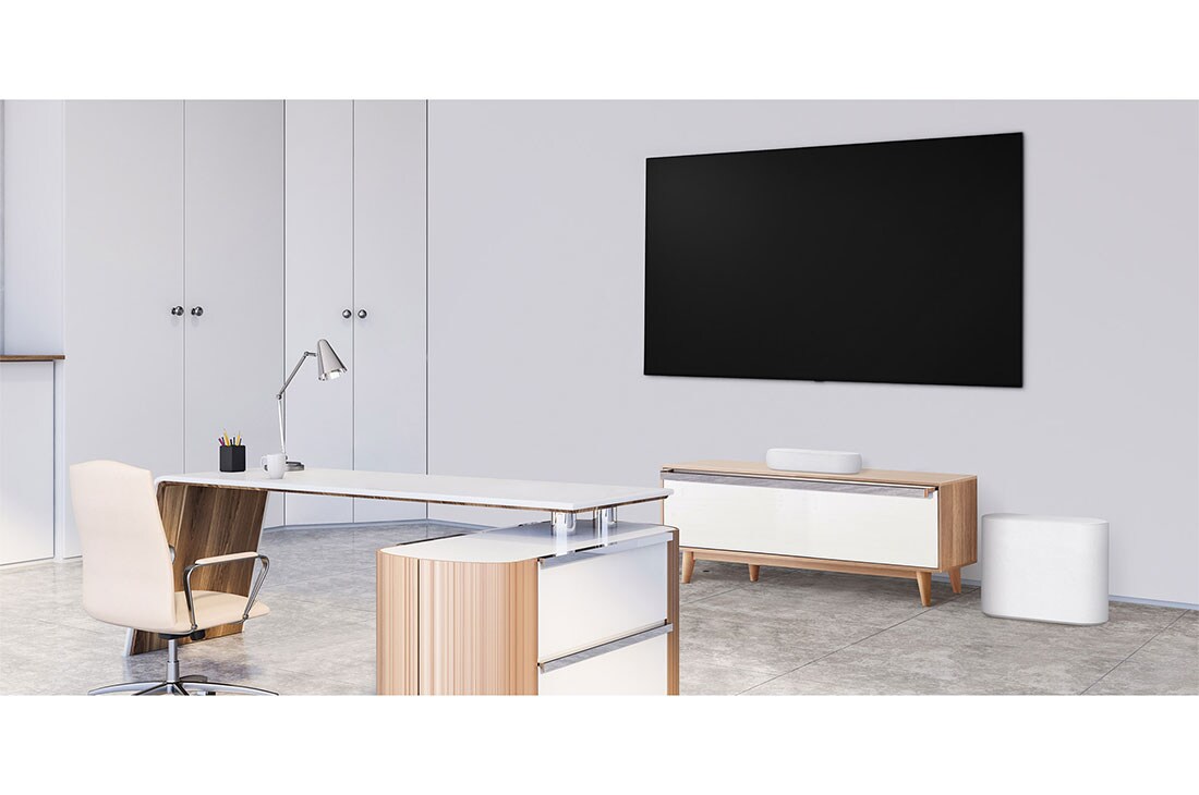 LG Soundbar Eclair QP5W, En lydplanke og subwoofer som er plassert i et hvitt kontor sett fra siden, QP5W, thumbnail 6
