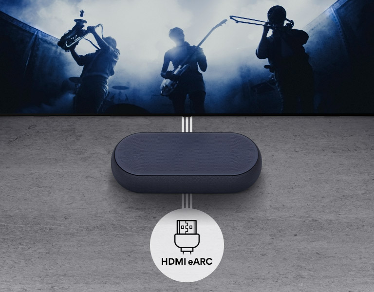 TVen er på veggen. TV-program viser en musikkgruppe i sort silhuett. LG Lydplanke er plassert rett under TV på en grå hylle. Det er et HDMI eARC-ikon under lydplanken.