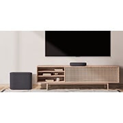 LG Soundbar Eclair QP5, En TV, lydplanke og subwoofer plassert i en enkel stue, QP5, thumbnail 3