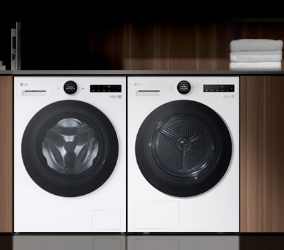 Interiørbilde av vaskemaskin og tørketrommel side ved side.