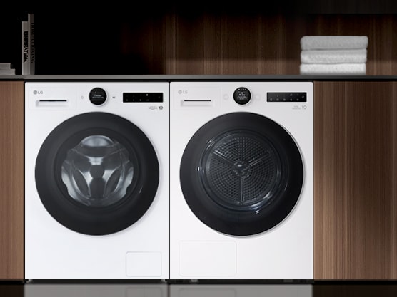 Interiørbilde av vaskemaskin og tørketrommel side ved side.