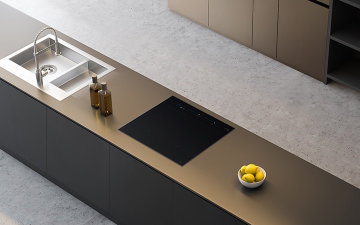 En animasjon som viser forskjellige innvendige kutt installert Induksjonsplatetopp.