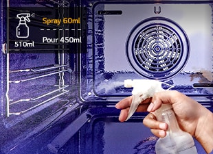 Et bilde av vann som sprayes på ovnsveggen med en sprøyteflaske.