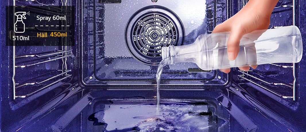 Bilde av å helle gjenværende vann fra forstøveren på ovnsgulvet.