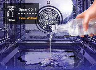 Bilde av å helle gjenværende vann fra forstøveren på ovnsgulvet.