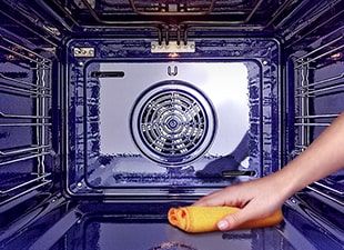 Bilde av å tørke av produktgulvet med klut.