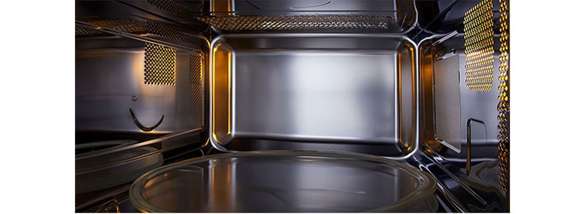 Η εσωτερική πλευρά με το ανοξείδωτο ατσάλι του εντοιχιζόμενου φούρνου μικροκυμάτων.