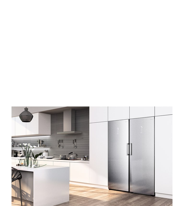 Fryseren vises fra en vinkel hvor den passer sømløst inn med skapene i et moderne kjøkken.