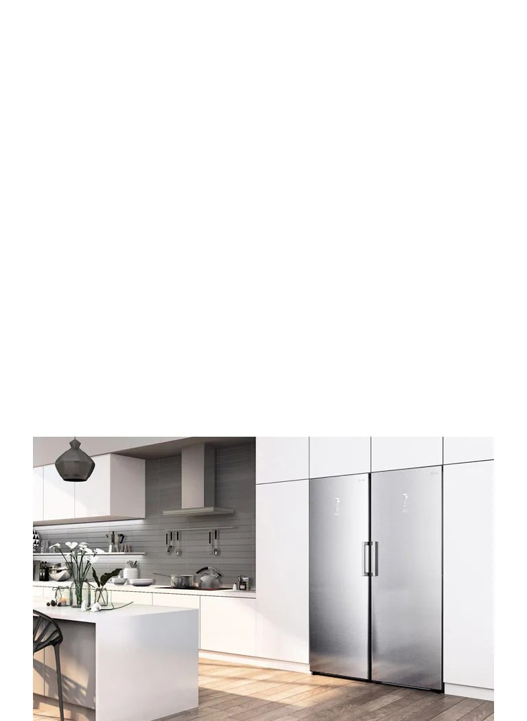 Fryseren vises fra en vinkel hvor den passer sømløst inn med skapene i et moderne kjøkken.