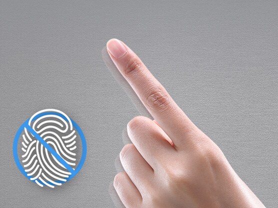 En hånd med en pekende finger og et stort fingeravtrykk til venstre som er krysset ut svever over det metalliske ytre på kjøleskapet.