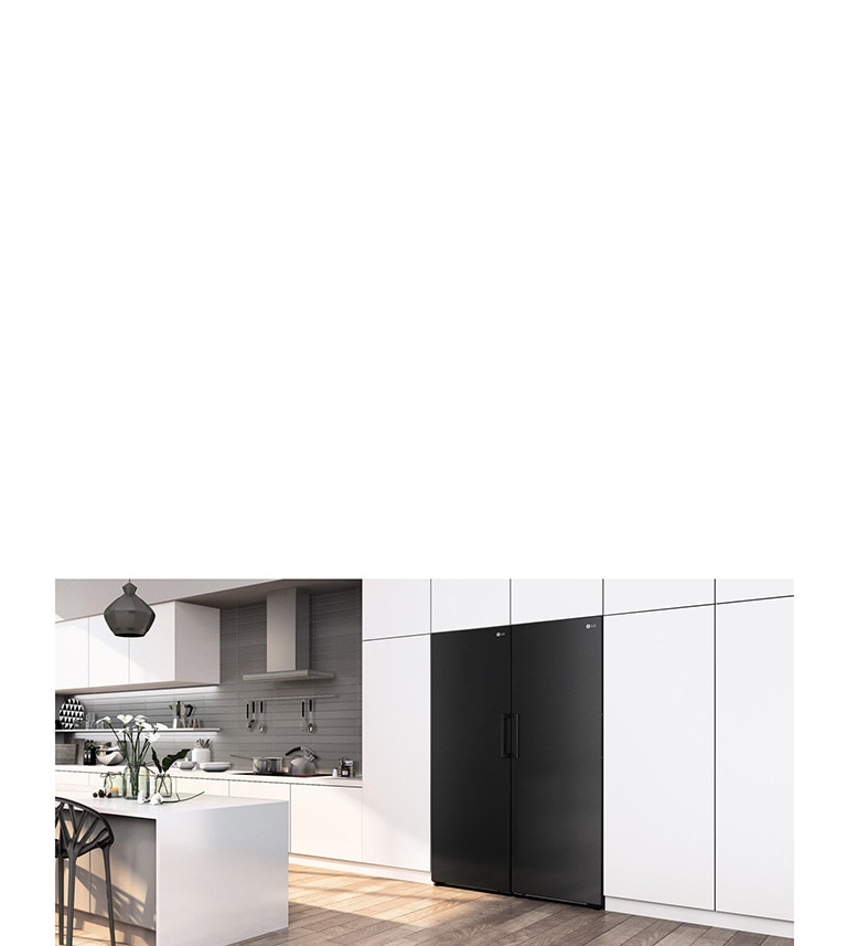 Fryseren vises fra en vinkel hvor den passer sømløst inn med skapene i et moderne kjøkken.