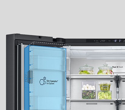 Inne i kjøleskapet er en slank innendørs ismaskin markert i blått og kjøleskapet er fullt av ingredienser