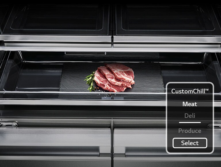 Ferskt kjøtt oppbevares i Custom Chill-matskapet inne i LG SIGNATURE-kjøleskapet.