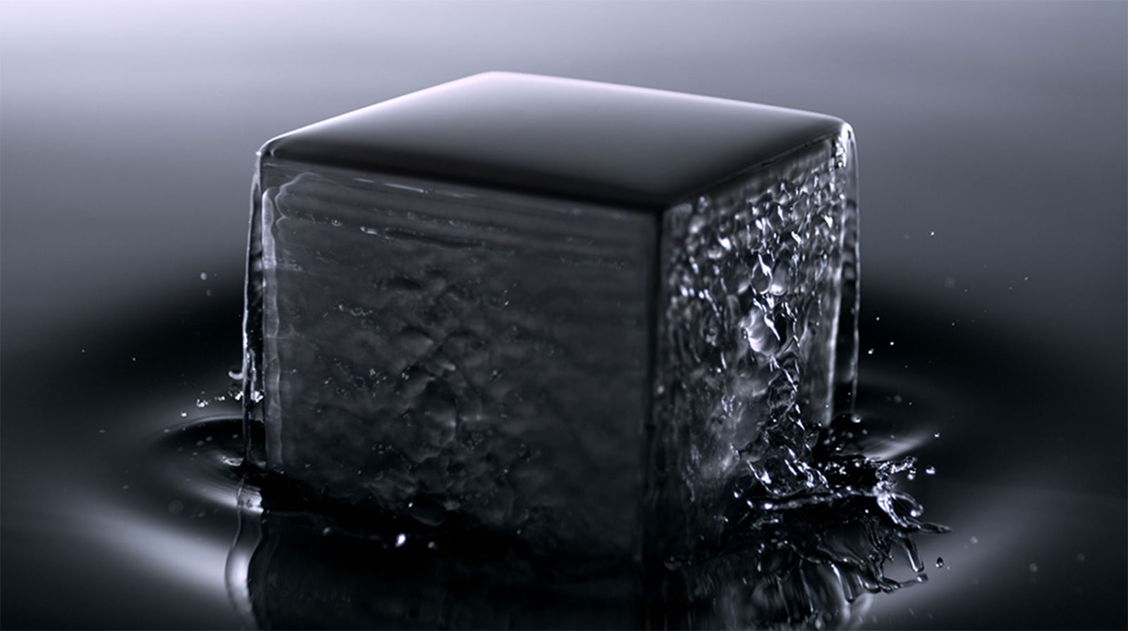 Firkantet gjenstand kommer ut av en væske for å uttrykke LG SIGNATURE-kjøleskapets hele kropp i rustfritt stål.