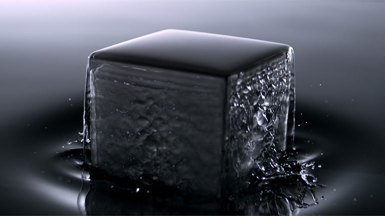 Firkantet gjenstand kommer ut av en væske for å uttrykke LG SIGNATURE-kjøleskapets hele kropp i rustfritt stål.