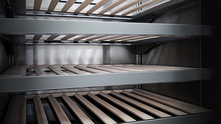 Trehyller plasseres i rekke for å kontrollere luftfuktigheten.