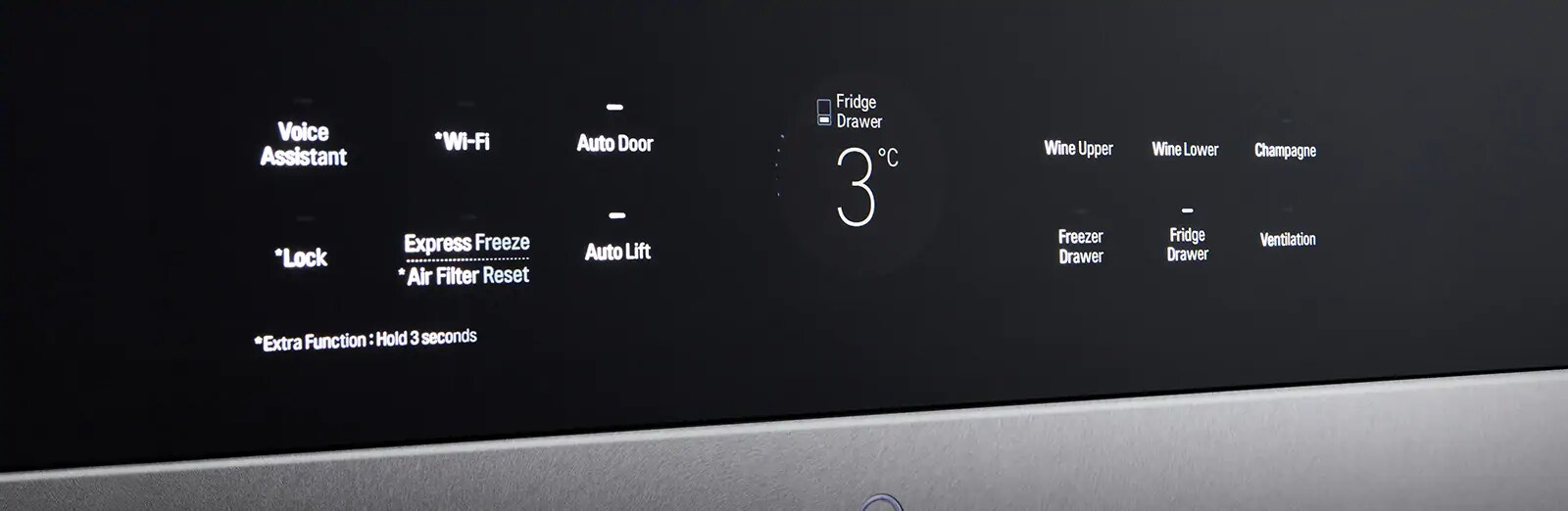 Berøringsskjermen i glass på LG SIGNATURE-vinskapet viser informasjon om innstillingene for vinen.