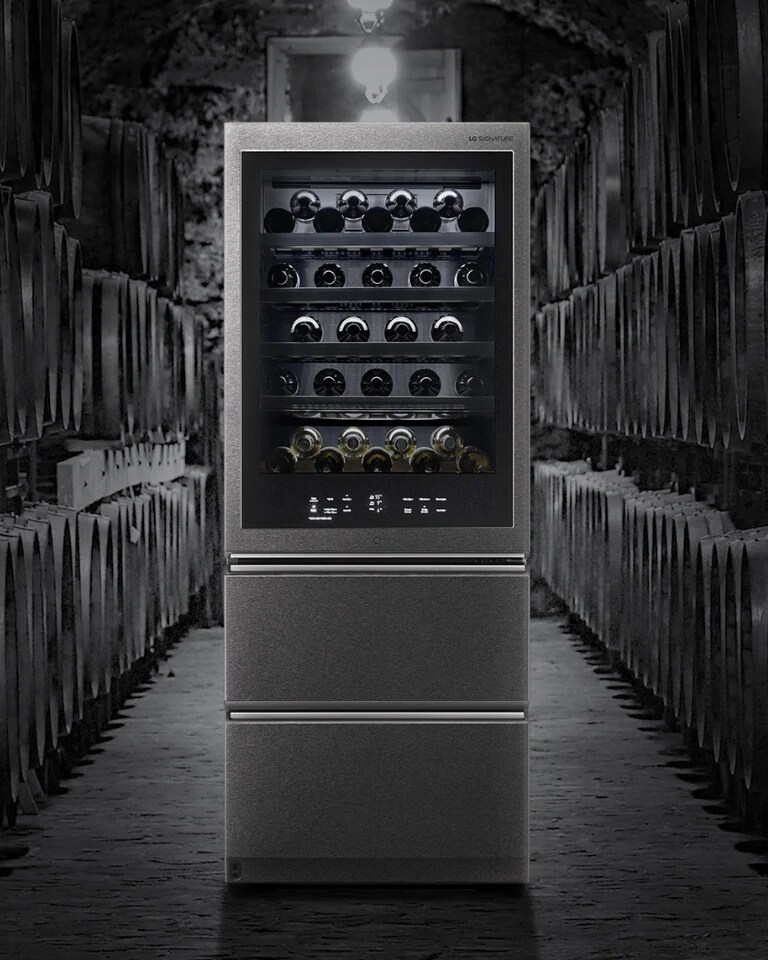 LG SIGNATURE vinskap plassert i en vinkjeller.