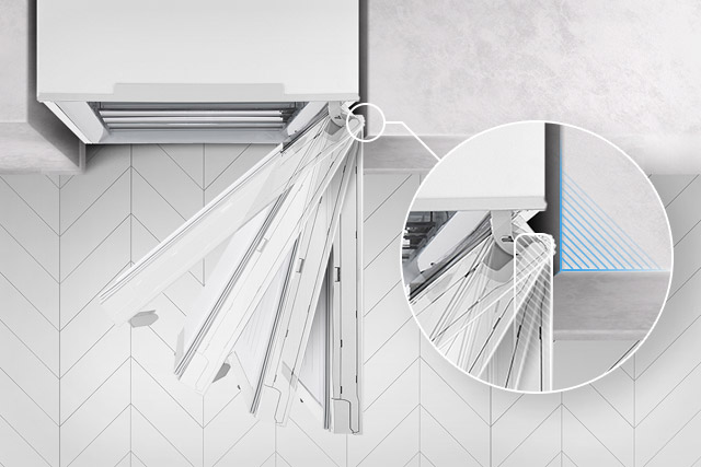 Toppen av kjøleskapet vises med døren svingt åpen og stoppet i fire ulike vinkler og et forstørret innlegg av låsen som aldri berører veggen ved siden av.