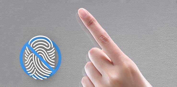 En hånd med en pekende finger og et stort fingeravtrykk til venstre som er krysset ut svever over det metalliske ytre på kjøleskapet.