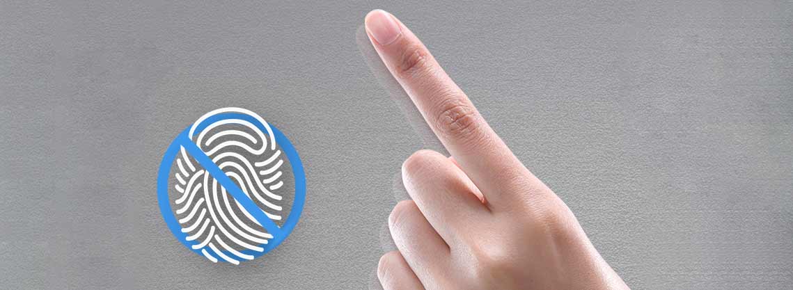 En hånd med en pekende finger og et stort fingeravtrykk til venstre som er krysset ut svever over det metalliske ytre på kjøleskapet.