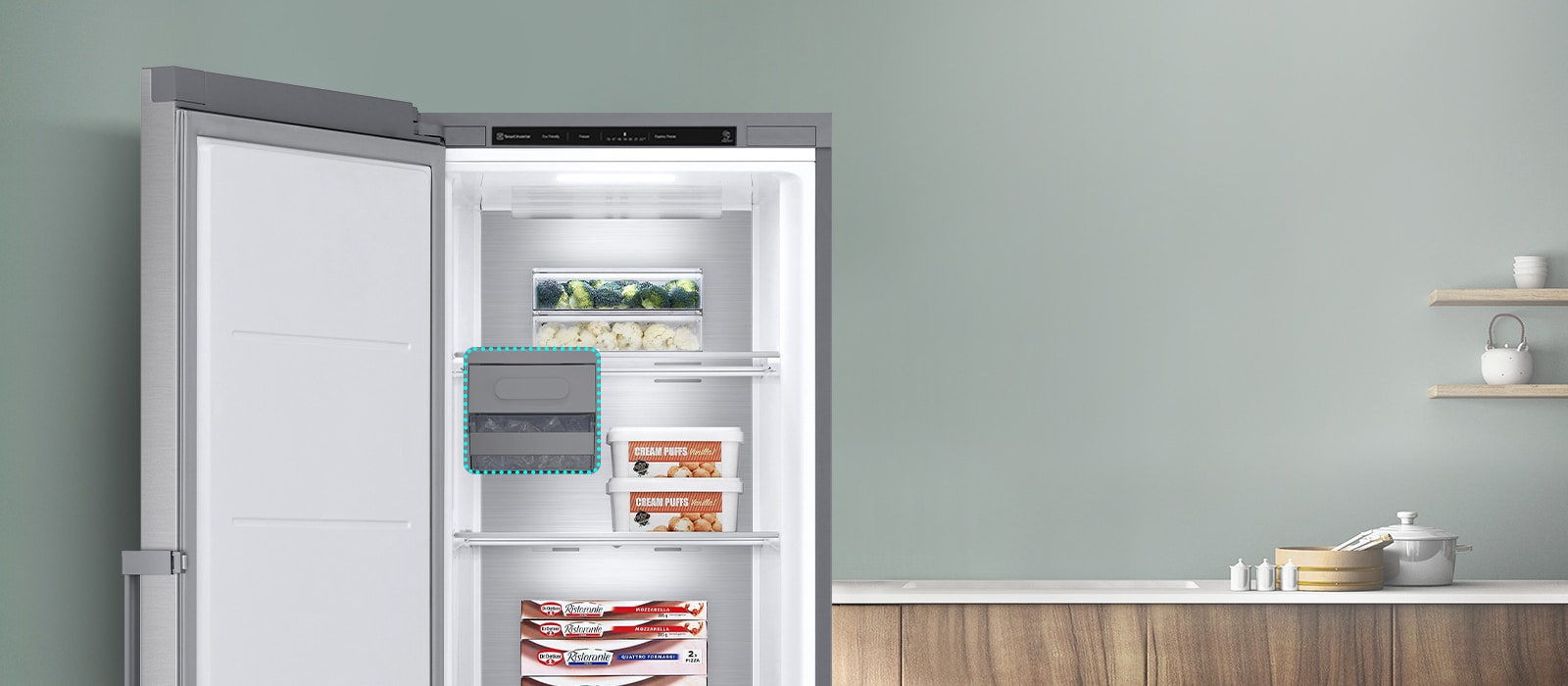 Fryseren er åpen og ting er plassert i forskjellige hyller. En blå linjestrek fremhever det ismaskinen kunne være, men viser at det kan fjernes for ekstra lagringsplass.