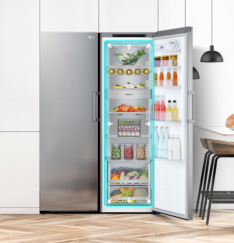 Visning foran av kjøleskapet på kjøkkenet, med åpen dør som viser frem varene på innsiden. Et blått kvadrat fremhever innsiden med piler som peker utover for å indikere at det er romslig på innsiden.