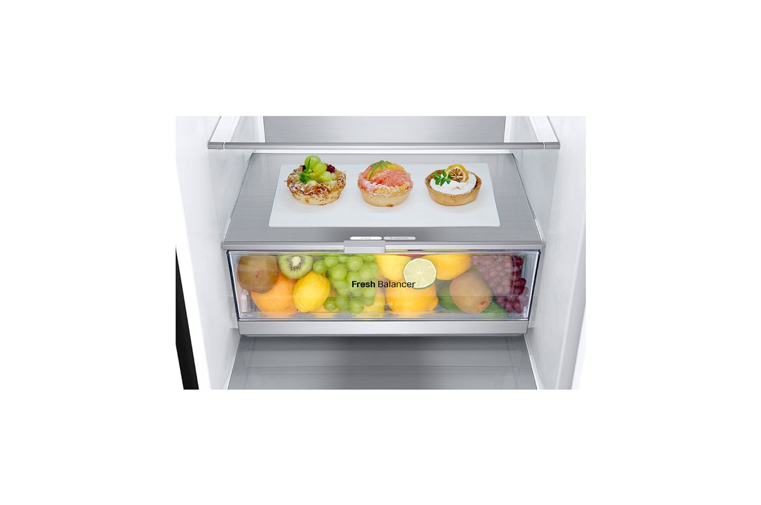 LG 2.03M 387L Kombiskap(Essence Black Steel ) - Energiklasse A, Nature Fresh, Door Cooling+™ og Smart Diagnosis™, drawer view with fruits, GBV7280AEV, thumbnail 6