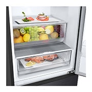 LG 2.03M 384L Kombiskap(Matte Black Stainless Steel) - Energiklasse B, Nature Fresh, Door Cooling+™ og Smart Diagnosis™, bottom drawer view with food, GBP62MCNBC, thumbnail 7