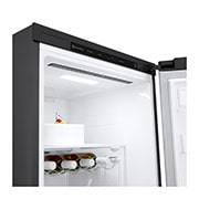 LG 386L Frittstående kjøleskap (Matte Black) - Energiklasse D, Door Cooling™, LINEARCooling™, Moist Balance Crisper™, display view, GLT51MCGSF, thumbnail 6