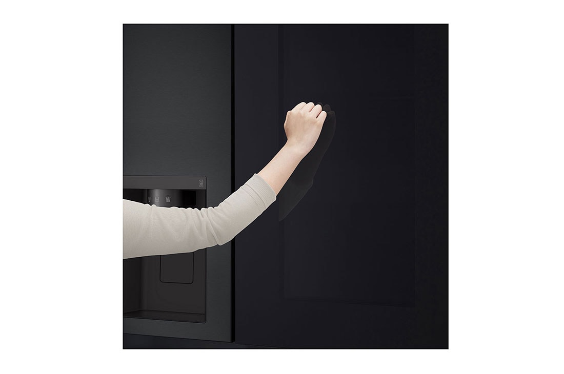 LG 635L InstaView™ Side by Side (Matte Black), Energiklasse E, Vann/isdispenser uten vanntilkobling, Smart Diagnosis™ med Wi-Fi, bottom open view with food  , GSGV81EPLL, thumbnail 8